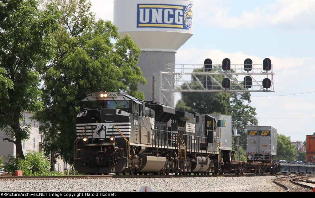 NS 2750 leads train 218 past the signals at Aycock